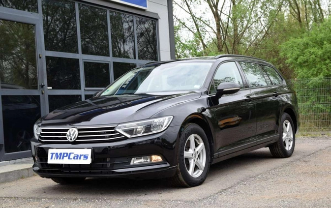 Volkswagen Passat cena 62900 przebieg: 152000, rok produkcji 2019 z Piława Górna małe 379